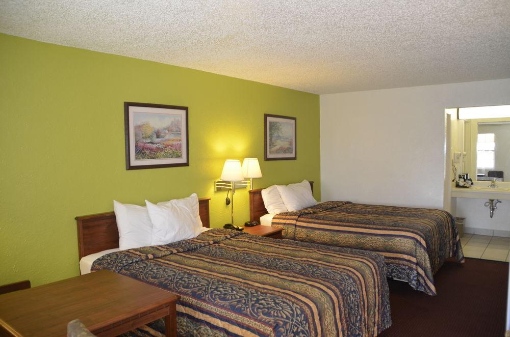 Days Inn By Wyndham San Antonio Lytle Exteriör bild