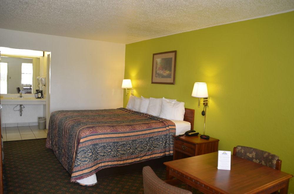 Days Inn By Wyndham San Antonio Lytle Exteriör bild