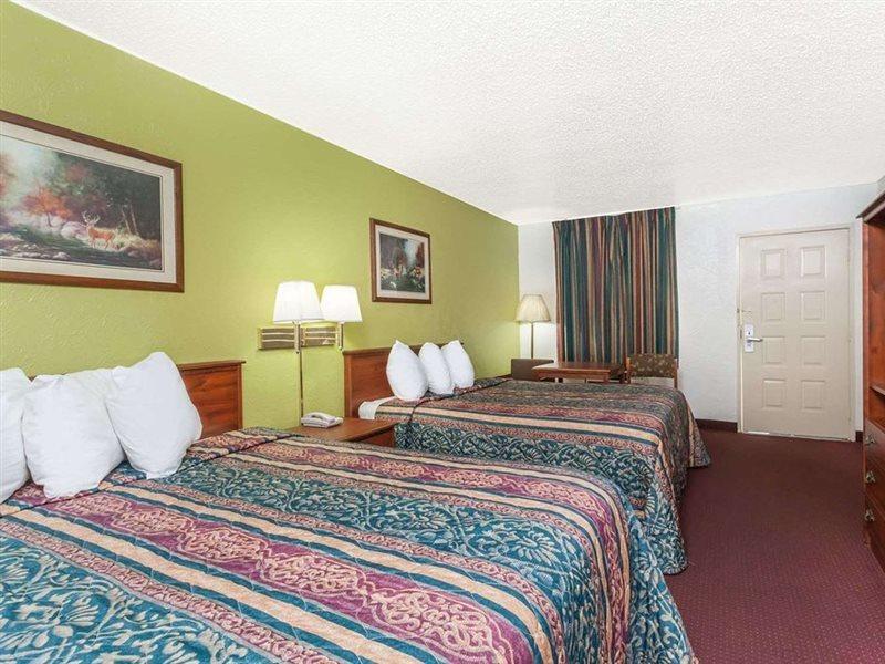 Days Inn By Wyndham San Antonio Lytle Exteriör bild