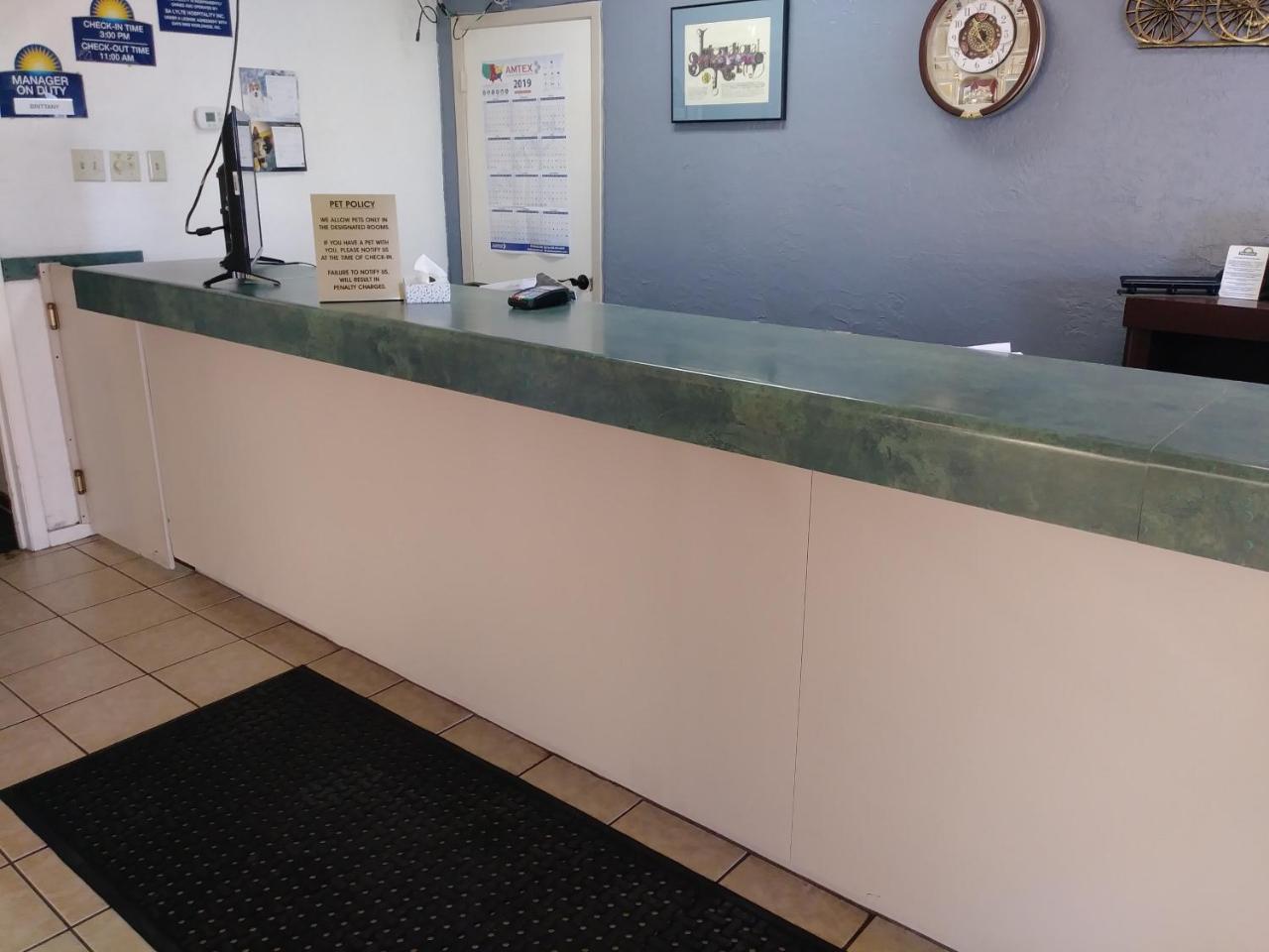 Days Inn By Wyndham San Antonio Lytle Exteriör bild