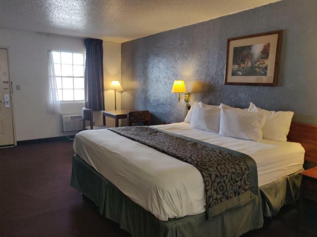 Days Inn By Wyndham San Antonio Lytle Exteriör bild